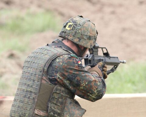 Bundeswehr-Soldat mit G36-Gewehr, symbolisiert europäische Verteidigungsintegration und Sicherheit.