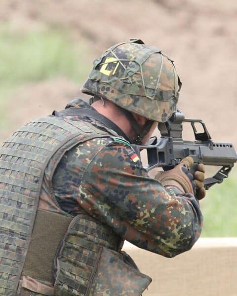 Bundeswehr-Soldat mit G36-Gewehr, symbolisiert europäische Verteidigungsintegration und Sicherheit.