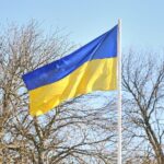 Fahne der Ukraine, Symbol für EU-Beitrittsbestrebungen und politische Unterstützung, Hintergrund Berlin.