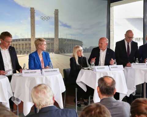 Kai Wegner und Frank-Walter Steinmeier diskutieren Olympia-Bewerbung 2036 in Berlin.