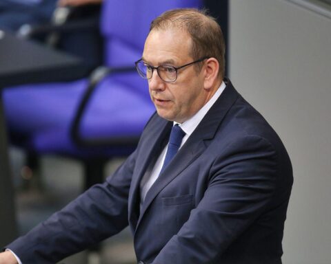 Henning Otte bespricht Sicherheitseinsätze deutscher Marineboote in Konfliktgebieten.