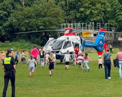 Polizeihubschrauber landet vor begeistertem Publikum beim Welcome Day der Polizeiakademie Niedersachsen.