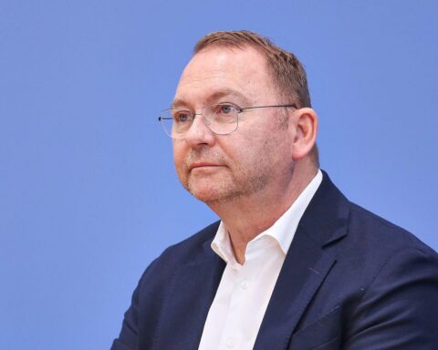 Frank Werneke während einer Pressekonferenz zur Diskussion über Arbeitsrecht und Rentenreformen.