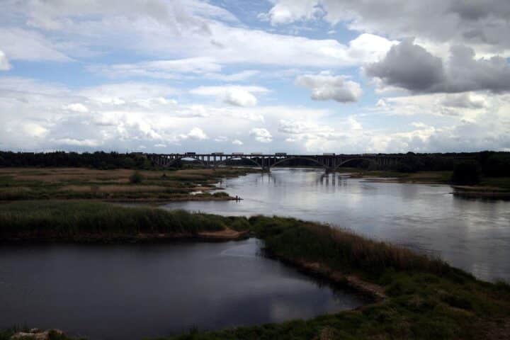 Wolkenverhangenes Wetter mit Regen, Flusslandschaft zwischen Deutschland und Polen, Natur und Wetterphänomene.
