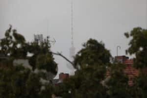 Gewitter über Berlin mit starkem Regen, Hagel und Sturmböen drohen am Montag.
