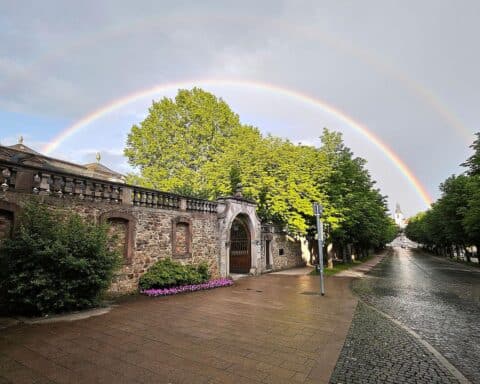 Regenbogen über wechselhaftem Himmel, symbolisiert Wettervielfalt in Hessen am 05.06.2026.