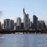 Skyline von Frankfurt bei wechselhaftem Wetter, mit Wolken und drohenden Gewittern im Hintergrund.