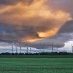 Windräder vor bewölktem Himmel, symbolisieren wechselhaftes Wetter in Mecklenburg-Vorpommern.