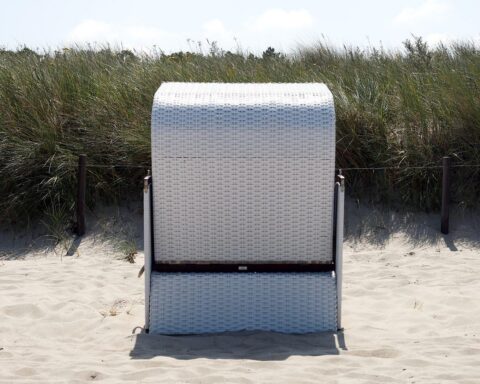 Strandkorb unter blauem Himmel, symbolisiert sommerliches Wetter in Mecklenburg-Vorpommern.