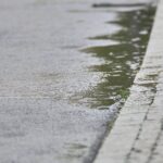 Düstere Wolken, Regen, Blitze; Wetterchaos mit Gewittern und starkem Wind in Niedersachsen.
