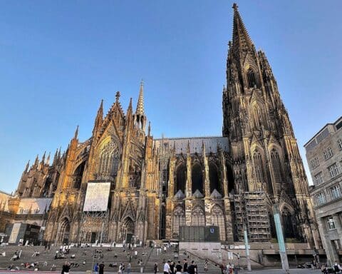 Hitzewarnung in Nordrhein-Westfalen: Kölner Dom unter strahlend blauem Himmel bei extremen Temperaturen.