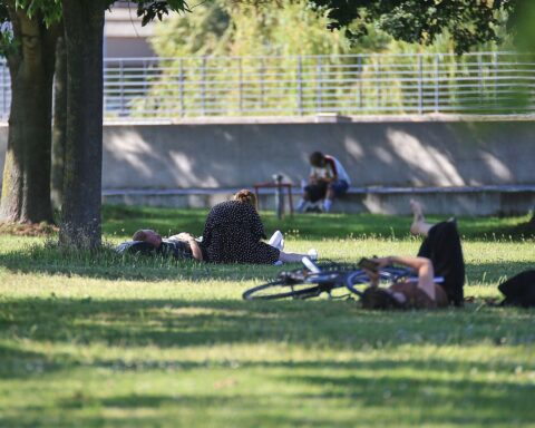 Sonniger Juni 2026: Menschen genießen die Hitze, blühende Landschaften und klare Himmelsblicke.