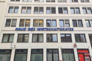 Wirtschaftsrat diskutiert Herausforderungen und Chancen des Pflegeneuordnungsgesetzes, fordert Reformen für transparente Pflege.