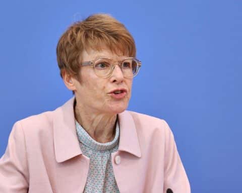 Veronika Grimm diskutiert Rentenreform, Abschaffung von Minijobs, Integration Selbstständiger in Rentensystem.