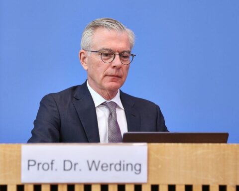 Martin Werding warnt vor finanziellen Belastungen für erwachsene Kinder bei Pflege ihrer Eltern.