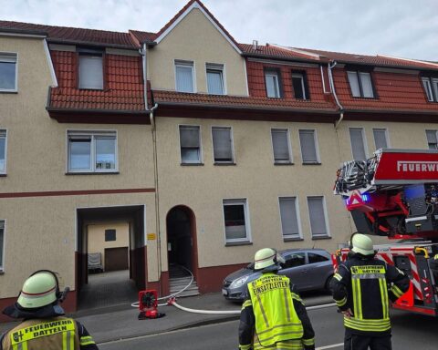 Rauch dringt aus Fenster; Feuerwehr bei Wohnungsbrand, Kaninchen gerettet, Bewohnerin kollabiert.