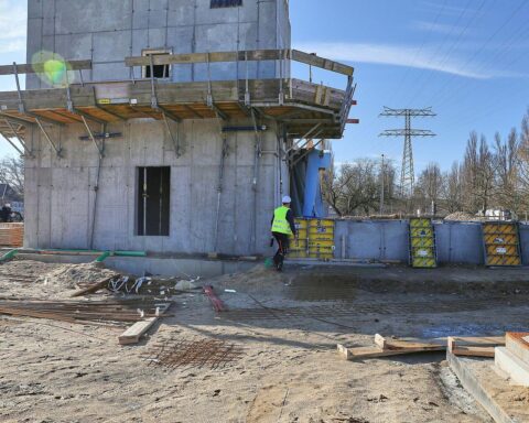 Bauarbeiter auf einer Baustelle symbolisieren die Baustellenkrise und den Mangel an Wohnraum in Deutschland.