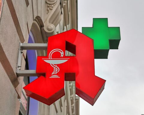 Ein Bild von mehreren Apothekengebäuden in Sachsen-Anhalt, mit klaren Hinweisen auf Rückgang.