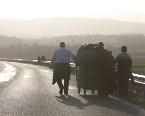 Flüchtlinge unterwegs auf der Balkanroute, Symbolbild für weltweite Flucht und Vertreibung.