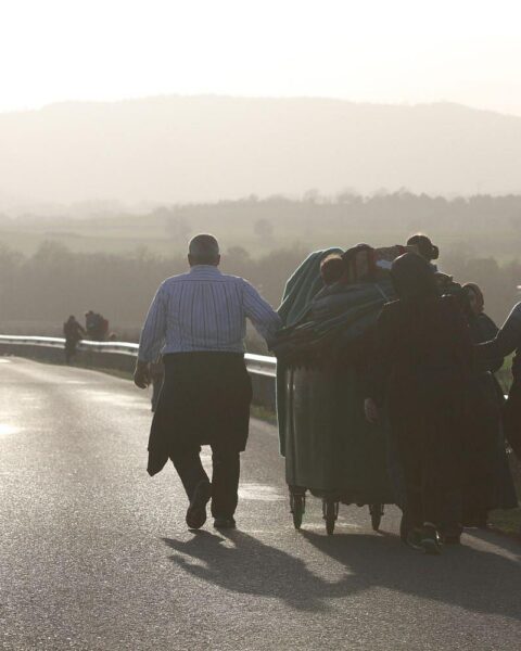 Flüchtlinge unterwegs auf der Balkanroute, Symbolbild für weltweite Flucht und Vertreibung.