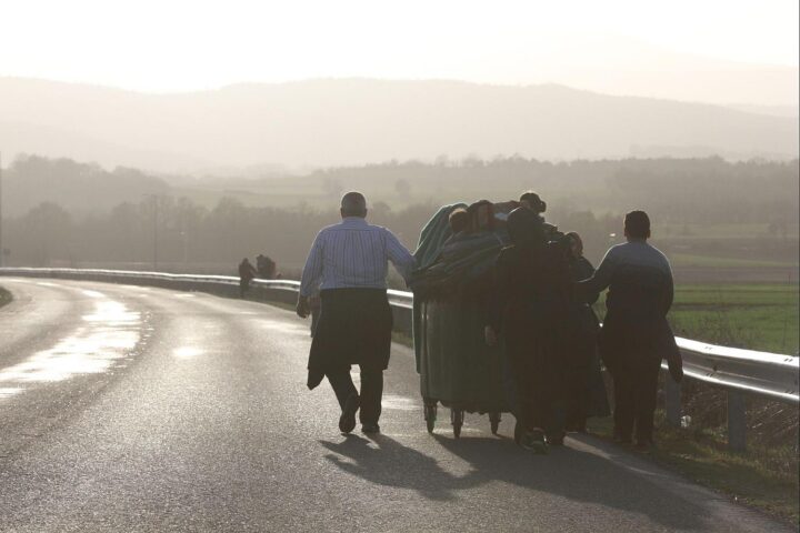 Flüchtlinge unterwegs auf der Balkanroute, Symbolbild für weltweite Flucht und Vertreibung.