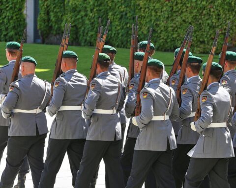 Bundeswehr-Soldaten, militärische Übungen, Kriegsdienstverweigerungen, Wehrpflicht, Verteidigungsdebatte in Deutschland.
