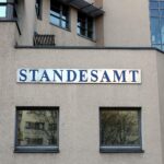 Eine Scheidungsfeier mit Dokumenten, Trauringen und emotionalen Momenten.