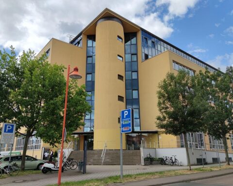 Gerichtliches Gebäude in Halle, Symbol für Subventionsbetrug und rechtliche Konsequenzen in Sachsen-Anhalt.