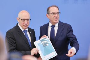 Verfassungsschutzbericht 2025: Anstieg extremistischer Straftaten und nachrichtendienstlicher Aktivitäten in Deutschland.