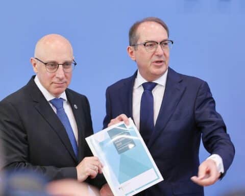 Verfassungsschutzbericht 2025: Anstieg extremistischer Straftaten und nachrichtendienstlicher Aktivitäten in Deutschland.