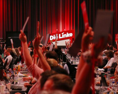 Abstimmung auf Parteitag: Linke diskutiert Kontroversen zum Antisemitismus und Nahost-Konflikt.
