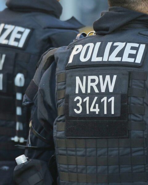 Schwerer Verkehrsunfall: Polizei, Motorräder und Autos, verletzte Personen, Unfallstelle, Rettungsdienste.