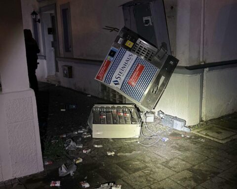 Zigarettenautomat nach Explosion beschädigt; Polizei sucht nach Tatverdächtigen in Lippstadt und Warstein.