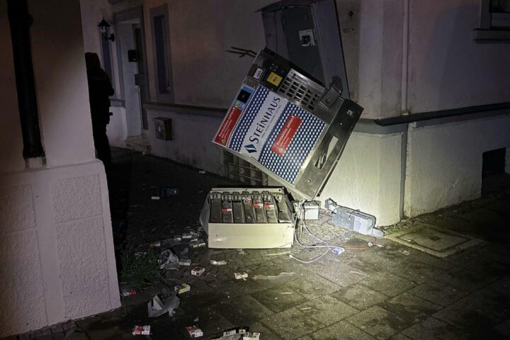 Zigarettenautomat nach Explosion beschädigt; Polizei sucht nach Tatverdächtigen in Lippstadt und Warstein.
