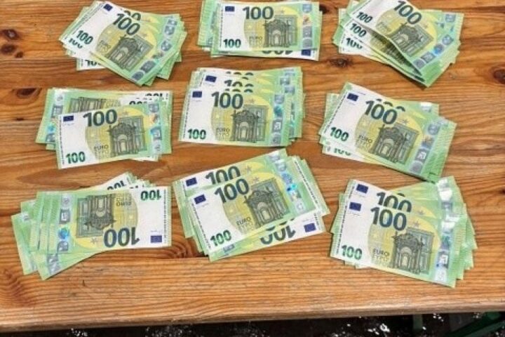 Zollbeamte kontrollieren Barmittel und beschlagnahmen nicht angemeldete Gelder am Flughafen und Autobahn.