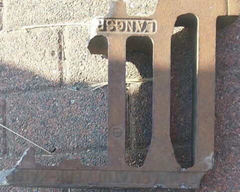 Gullydeckel auf Gleisen, Zugunfall, Gefahr im Bahnverkehr, Polizei ermittelt, Zeugen gesucht.