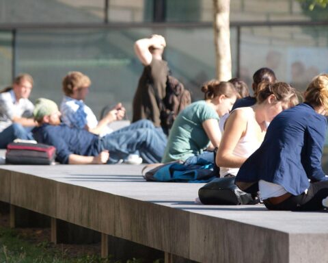 Junge Studierende vor einer Universität, Symbol für offenen Zugang zu Studiengängen in Deutschland.