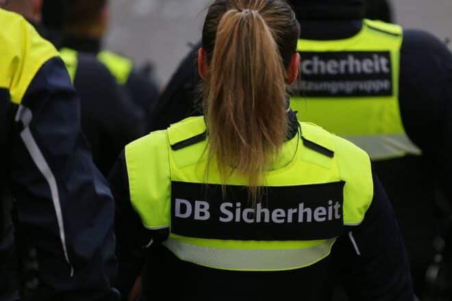 Zugbegleiter in Stuttgart beleidigt und bespuckt