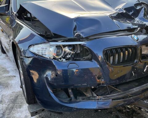 Zwei beschädigte BMWs nach schwerem Unfall auf der Alexanderstraße, Polizei und Rettungswagen vor Ort.