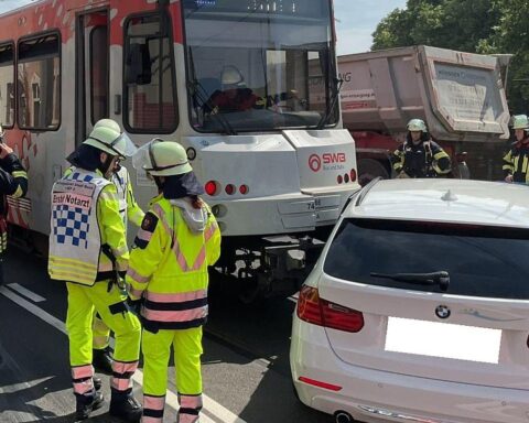 Unfall zwischen Stadtbahn und PKW, Einsatzkräfte der Feuerwehr und Rettungsdienst vor Ort.