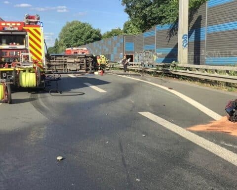 Schwerer Verkehrsunfall: Motorrad und Kleintransporter, Rettungskräfte sichern die Unfallstelle.