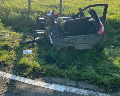 Schwerer Verkehrsunfall mit Rettungsdienst und Feuerwehr im Kreuzungsbereich der B482.