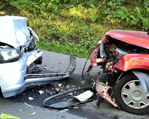 Frontalzusammenstoß zweier Autos auf Thaler Weg mit leicht verletzten Fahrern und Feuerwehr im Einsatz.