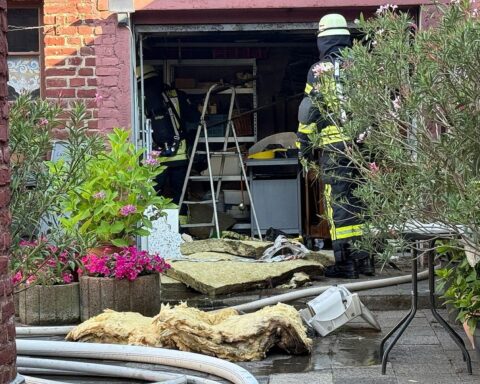 Feuerwehr löscht Garagenbrand; zwei verletzte Bewohnerinnen werden behandelt. Einsatz am Wohngebäude.