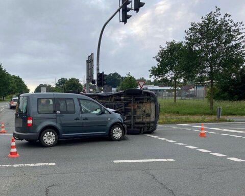 Zwei beschädigte Autos an Kreuzung, Polizei vor Ort, Unfallursache Ampelausfall.