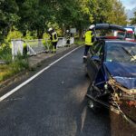 Verunfallter VW Polo gegen Brückengeländer, Einsatzkräfte sichern Unfallstelle und versorgen Verletzte.