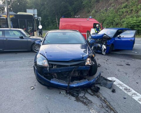 Zwei beschädigte Autos nach Unfall, Polizei vor Ort, verletzte Fahrerinnen werden versorgt.