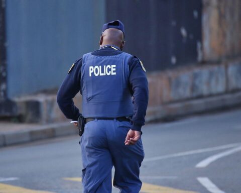 Polizisten am Tatort in Johannesburg nach einem tödlichen Schusswaffenangriff auf Anwohner.
