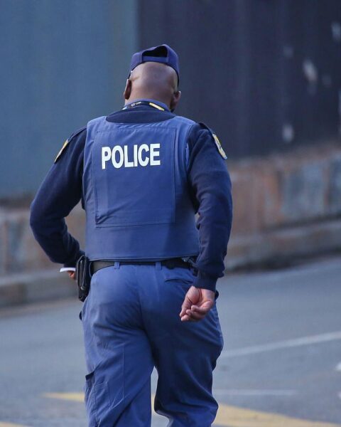Polizisten am Tatort in Johannesburg nach einem tödlichen Schusswaffenangriff auf Anwohner.