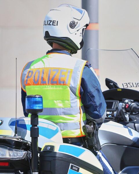 Ein Motorrad-Polizist im Archiv; Verkehrsunfälle im Rems-Murr-Kreis, verletzt u.a. E-Scooter- und Motorradfahrer.